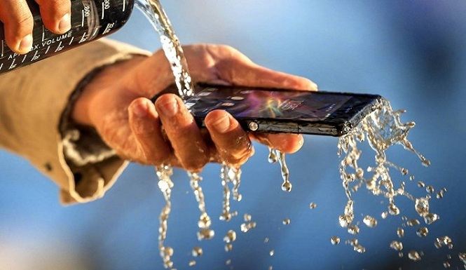 Как вы высушите затопленный телефон?