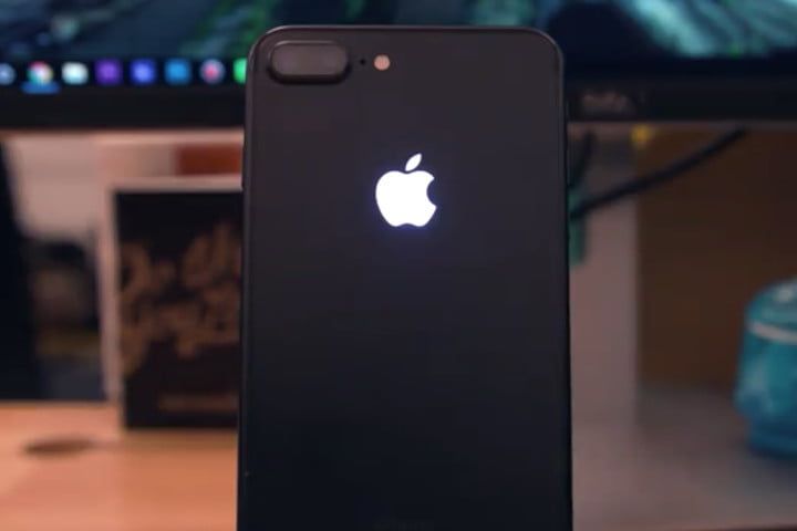 iPhone 7 с подсветкой яблочного логотипа