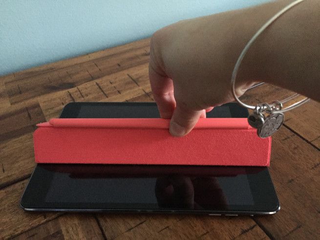 Чистка iPad Mini с помощью смарт-чехла