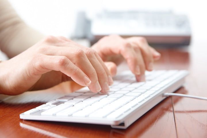 как запустить бесплатную проверку данных женщины руками печатать на клавиатуре компьютера
