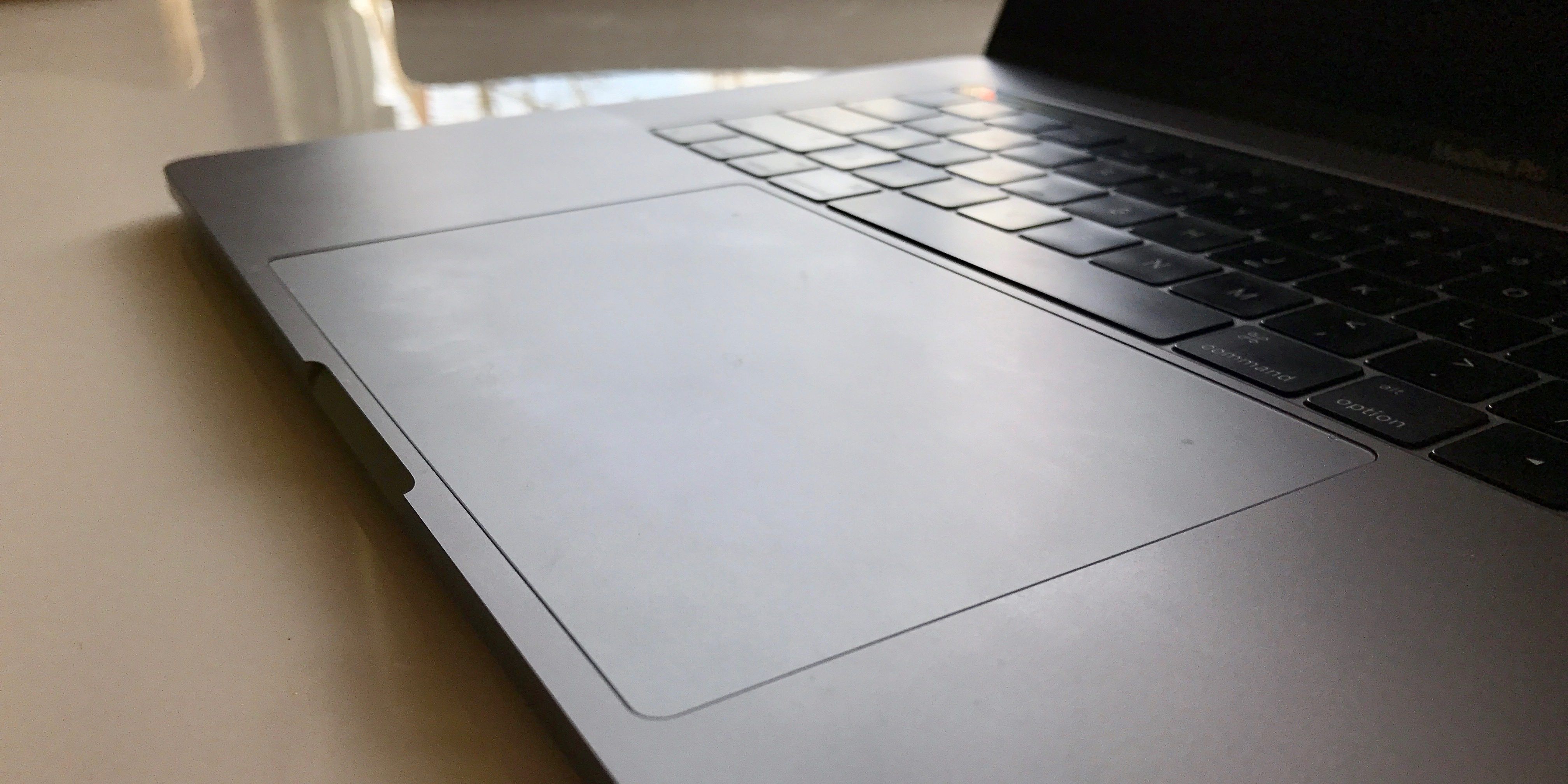 Макро изображение MacBook Pro и трекпада